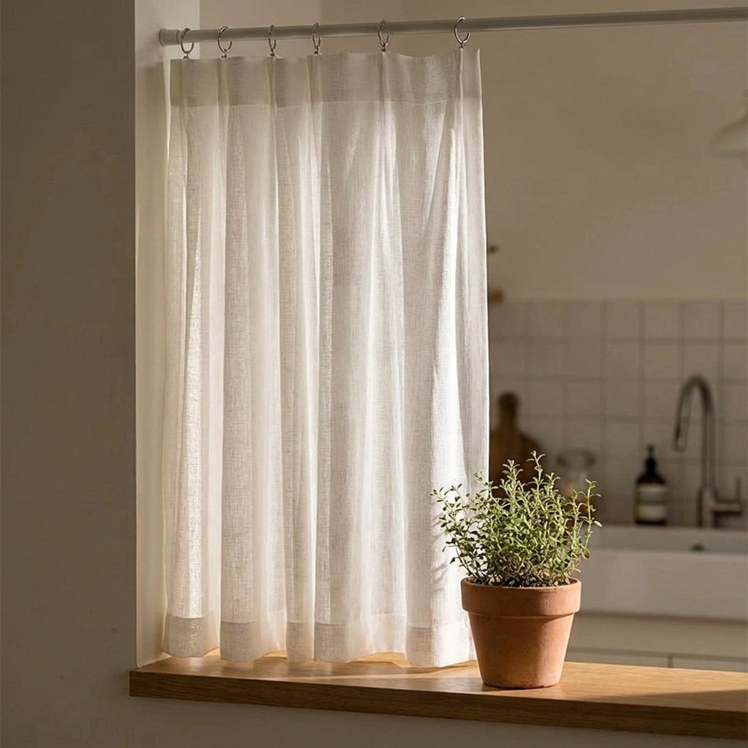 Voilage blanc mousseline taille 100 x 130 cm au dessus d'un évier de cuisine avec pot de plante aromatique