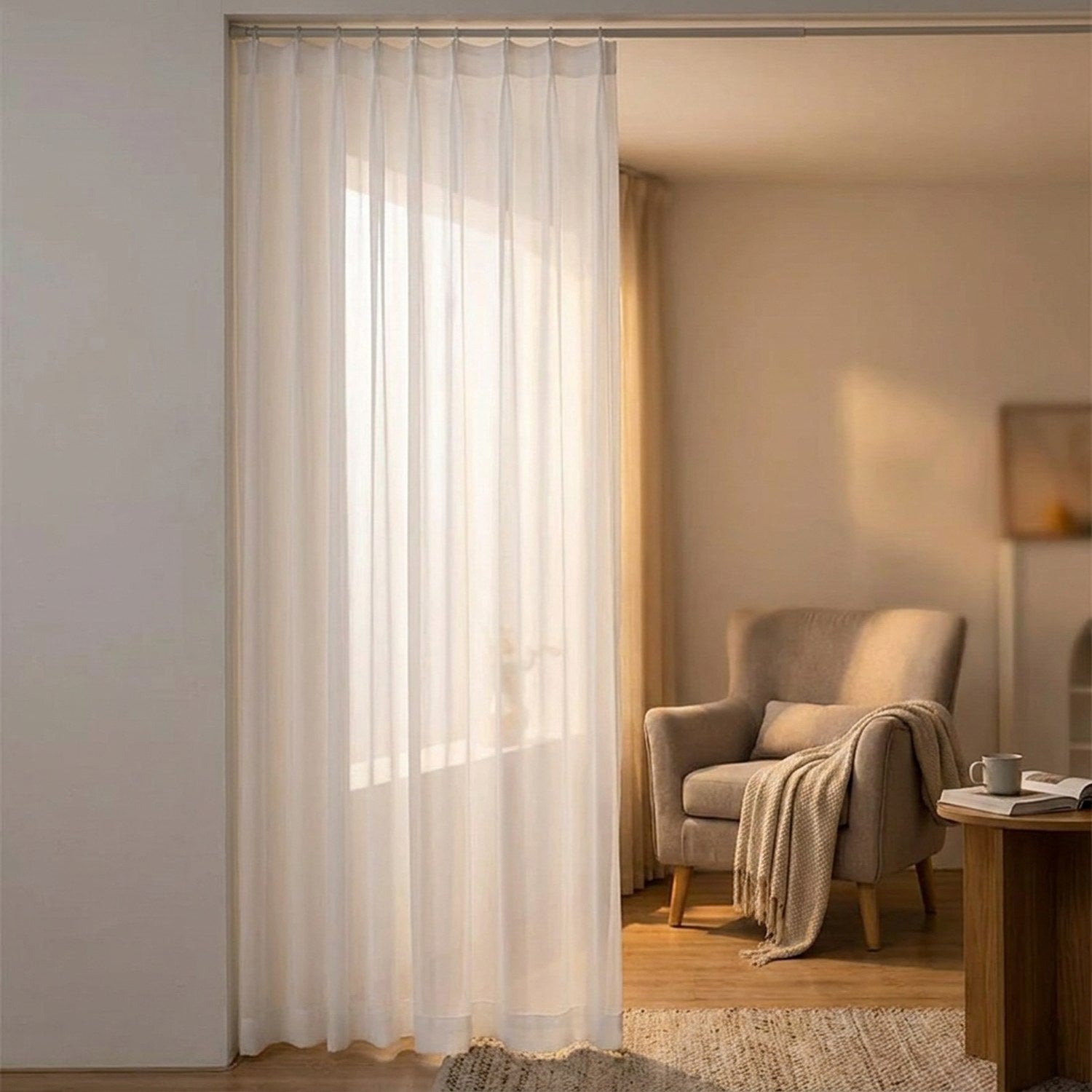 Voilage blanc mousseline taille 100 x 270 cm devant une fenêtre haute d'un coin lecture cosy