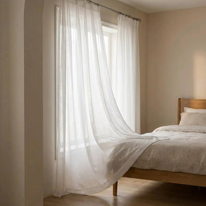 Voilage blanc mousseline taille 150 x 260 cm devant la fenêtre d'une chambre au lit en bois