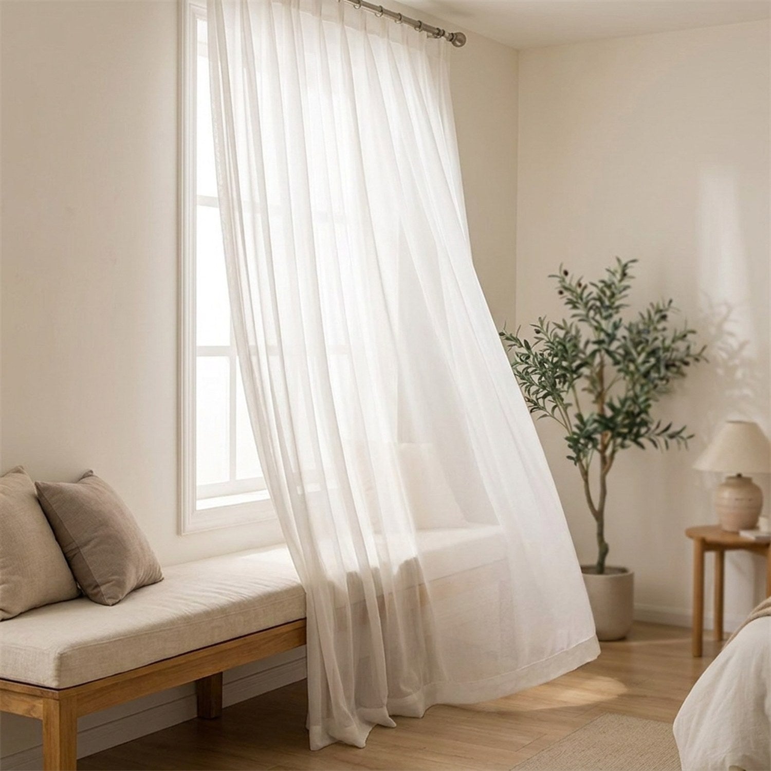 Voilage blanc mousseline taille 200 x 240 cm devant une fenêtre avec banquette et plante verte