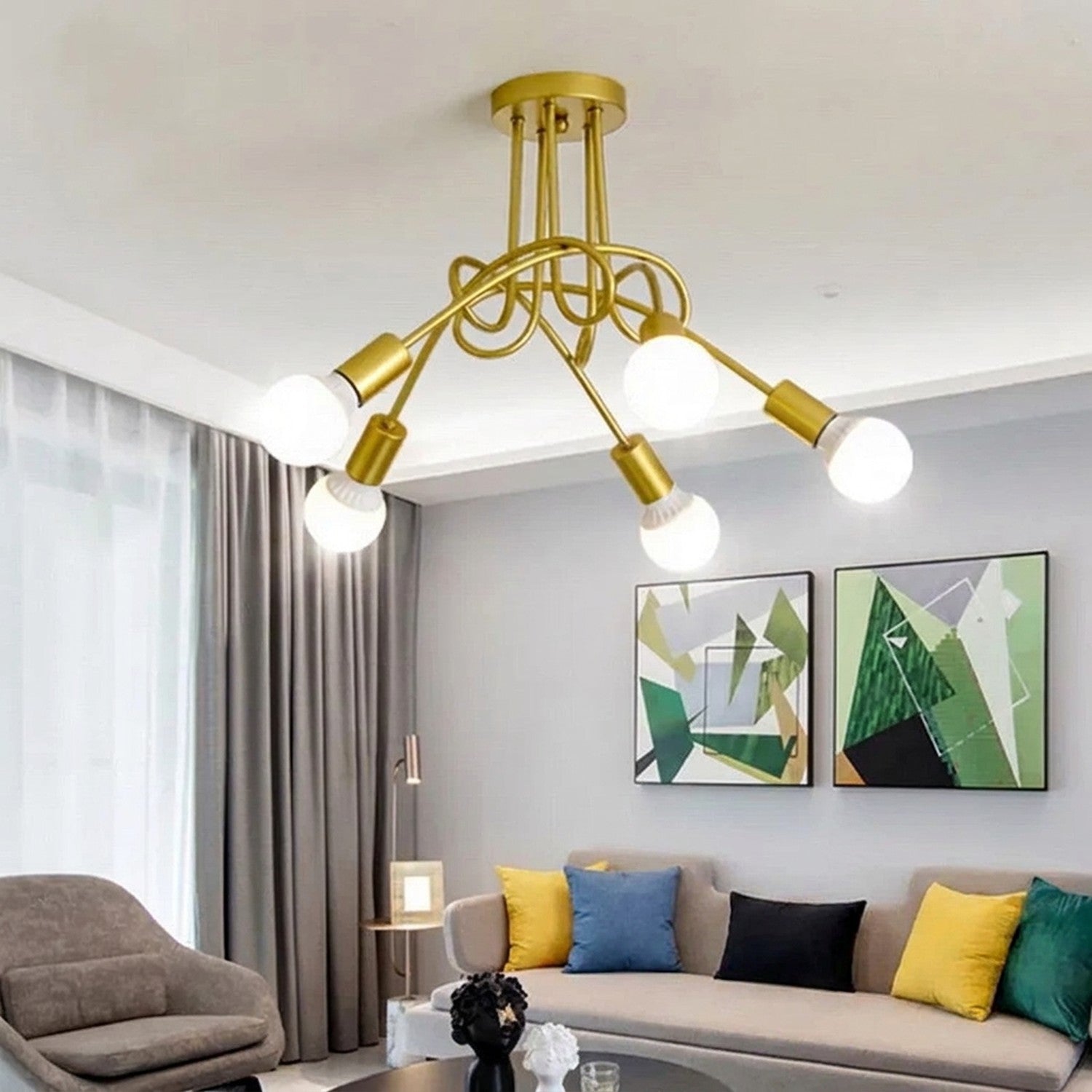 Lustre plafonnier 5 bras doré brossé au plafond d'un salon contemporain
