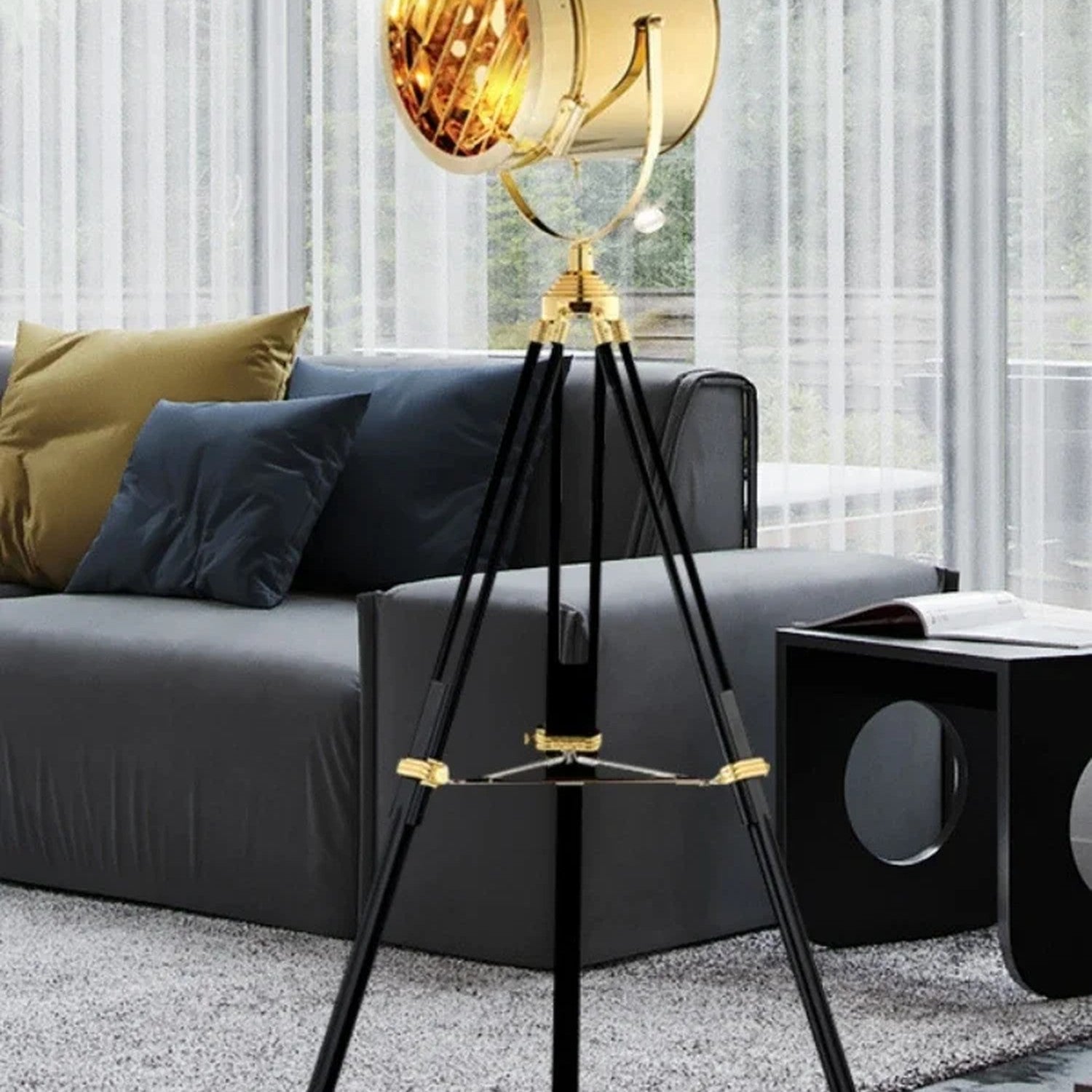 Lampadaire projecteur doré en situation dans salon luxueux