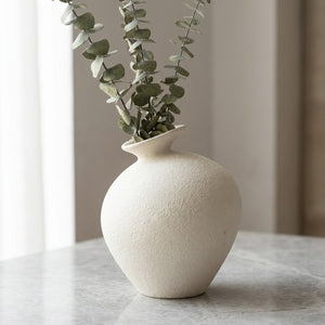 Vase céramique texture pierre sur surface marbre lumière naturelle