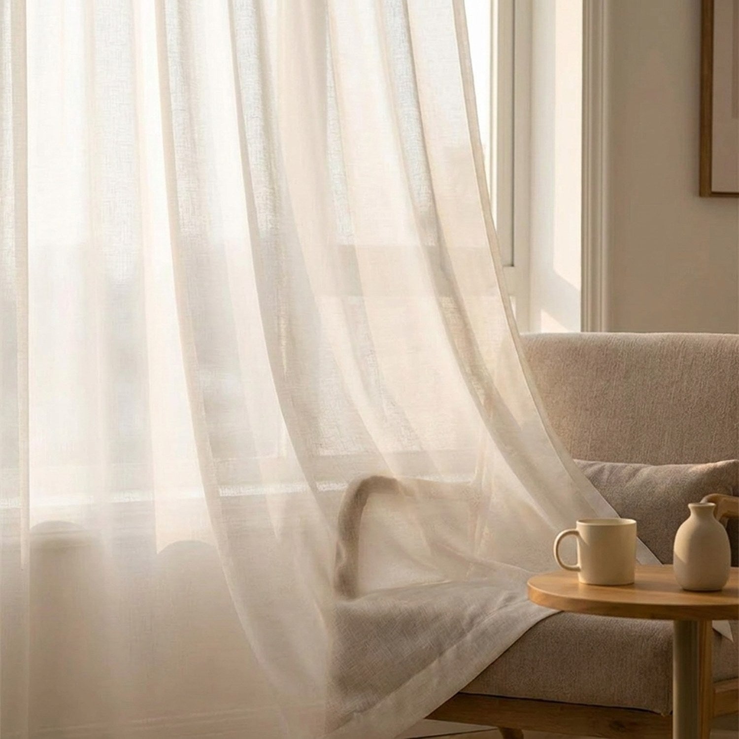 Voilage blanc mousseline taille 200 x 260 cm dans un salon avec fauteuil et petite table basse