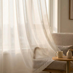 Voilage blanc mousseline taille 200 x 260 cm dans un salon avec fauteuil et petite table basse