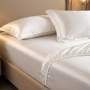 Drap housse satin coloris blanc gros plan