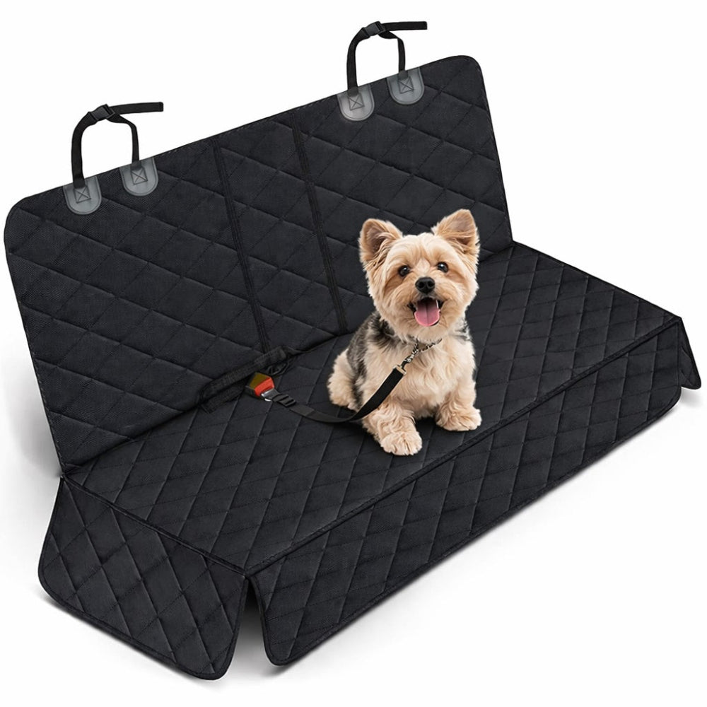 Housse de protection voiture pour chien avec surface matelassée et système d’attache, installée sur banquette arrière avec petit chien assis et sécurisé par une ceinture.