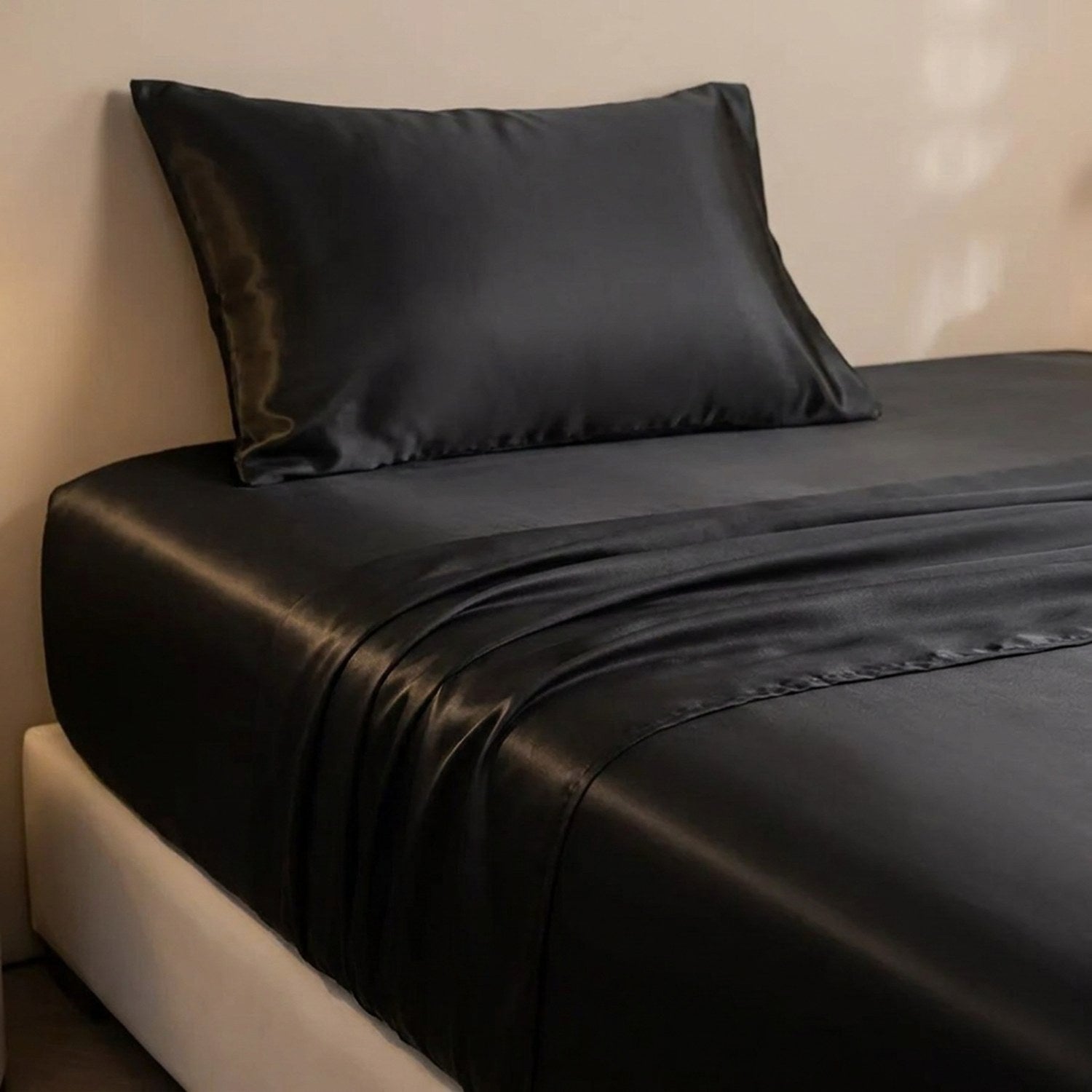 Drap housse satin coloris noir gros plan