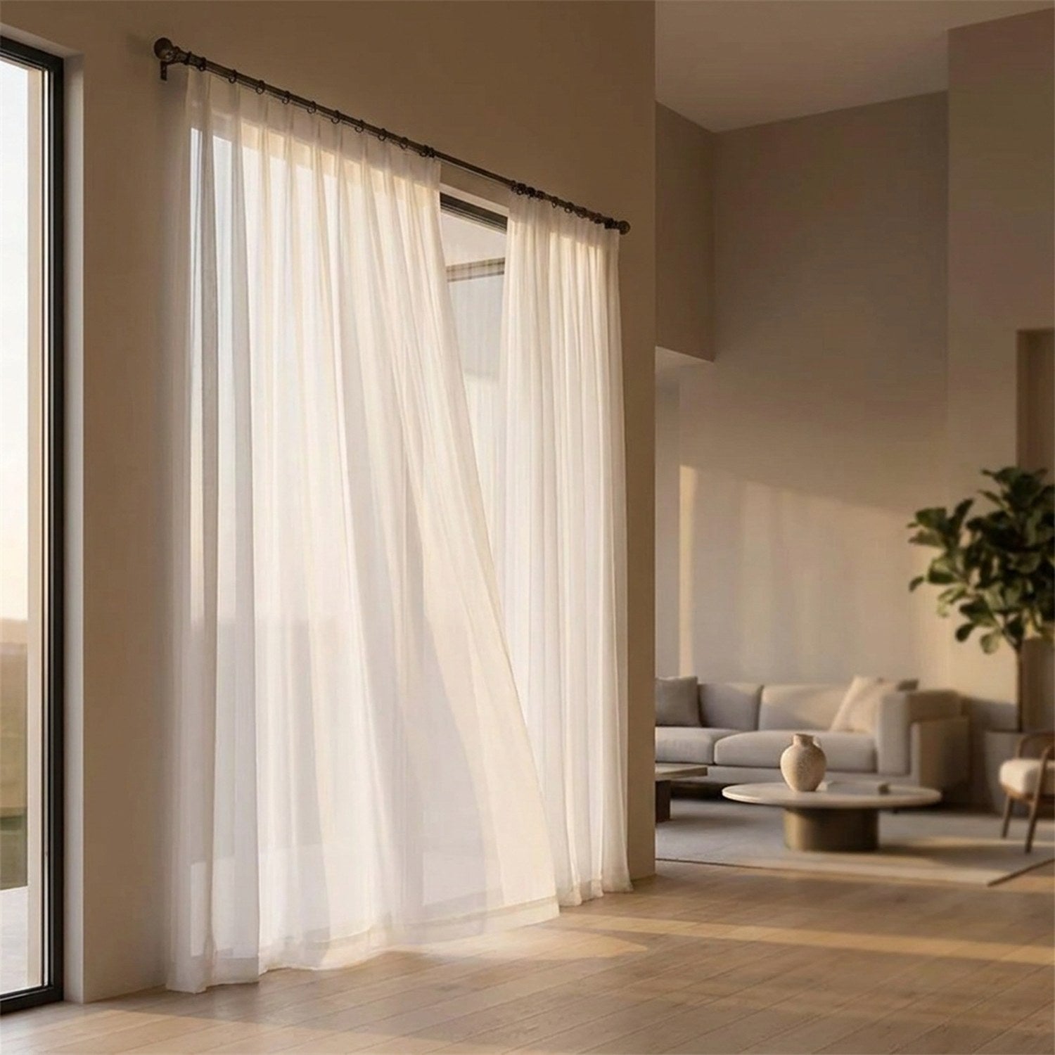 Voilage blanc mousseline taille 350 x 270 cm dans un salon ouvert au plafond haut