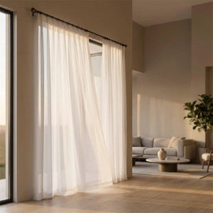 Voilage blanc mousseline taille 350 x 270 cm dans un salon ouvert au plafond haut