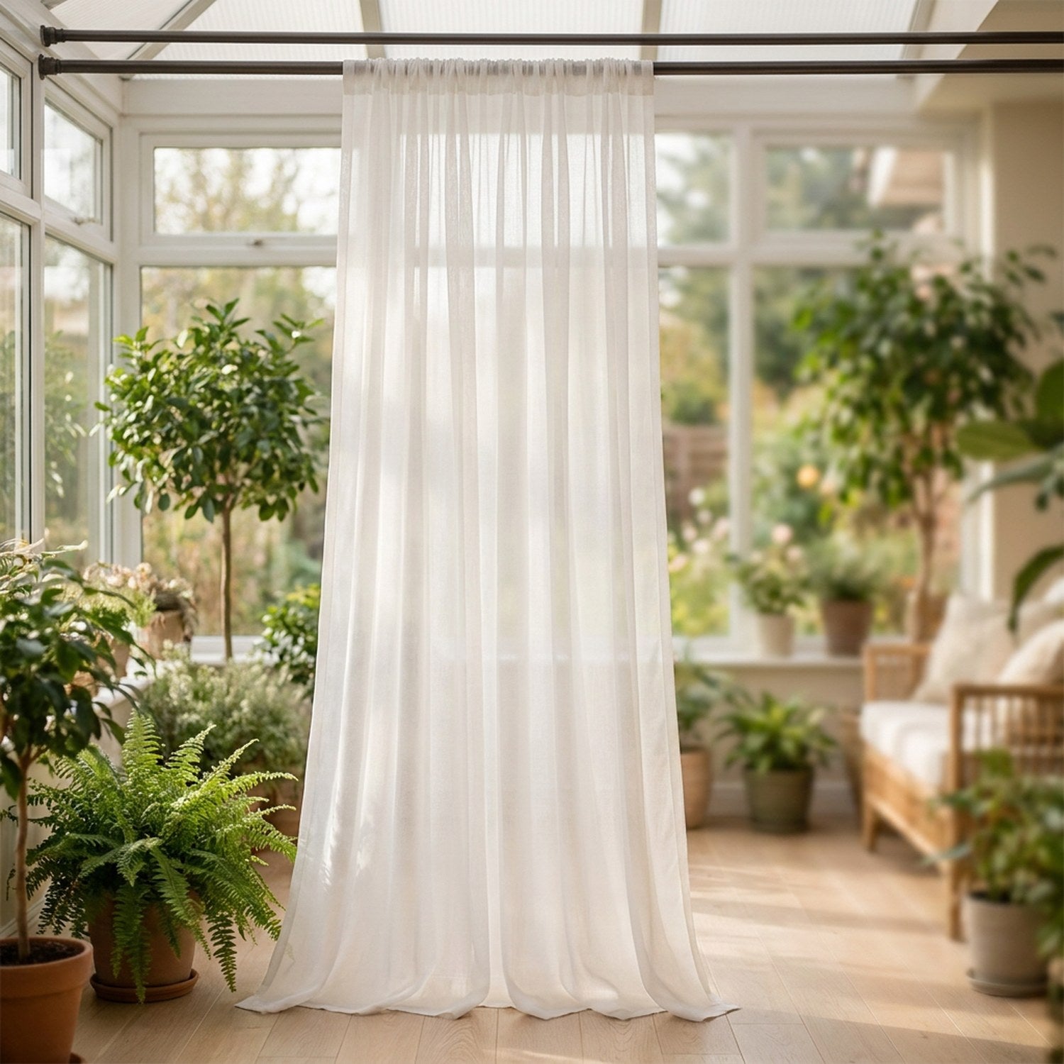 Voilage blanc mousseline taille 400 x 260 cm devant un mur de fenêtres d'un jardin d'hiver