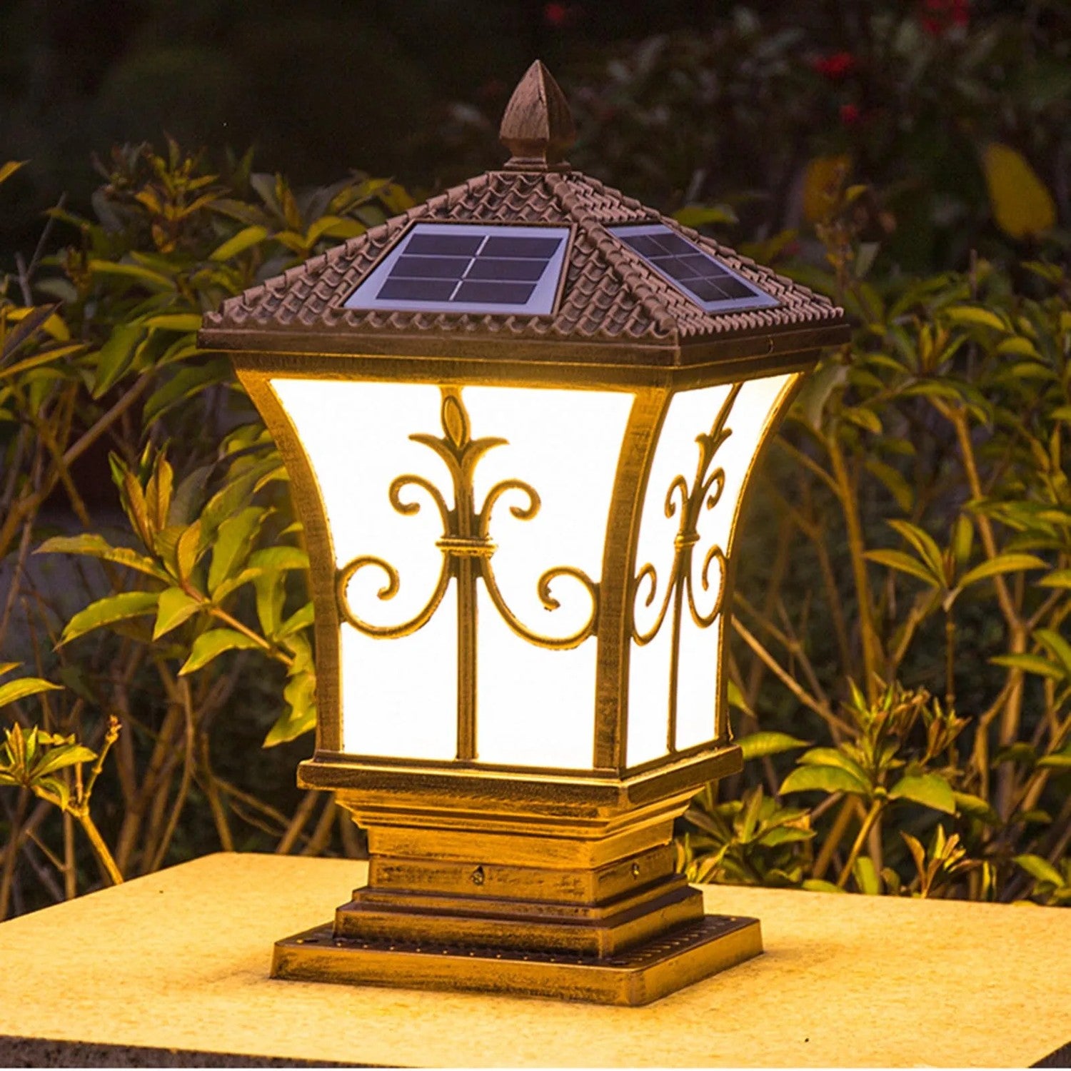 Lanterne solaire portail nuit jardin close-up
