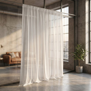 Voilage blanc mousseline taille 500 x 250 cm devant une verrière de style loft industriel