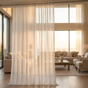 Voilage blanc mousseline taille 500 x 270 cm devant une grande baie vitrée de villa lumineuse