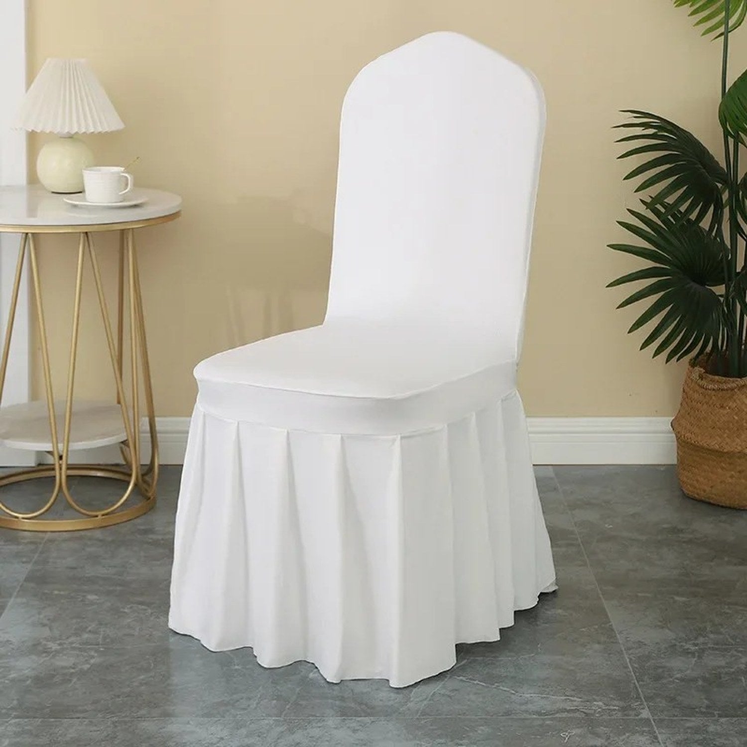 Housse de chaise blanche avec jupe plissée vue de face
