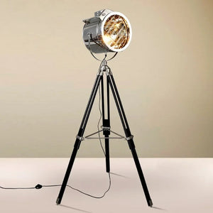 Lampadaire projecteur argenté allumé