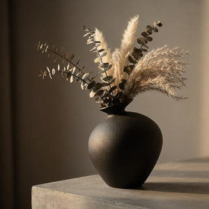 Vase céramique imitation pierre noir avec pampa