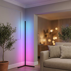 Lampadaire d'angle RGBIC intelligent noir mat dans un salon