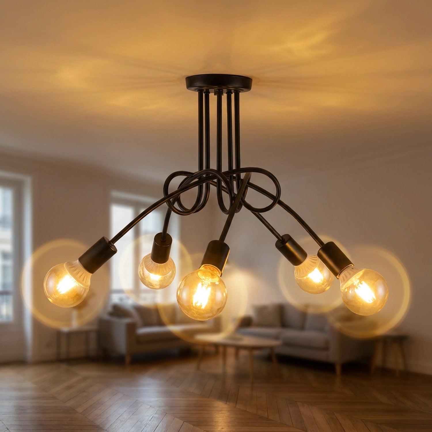 Lustre rétro multi-bras torsadés noir fer forgé allumé dans un salon parisien