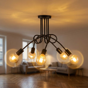 Lustre rétro multi-bras torsadés noir fer forgé allumé dans un salon parisien
