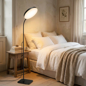 Lampadaire liseuse LED noir ambiance cosy chambre à coucher lin blanc et linge naturel
