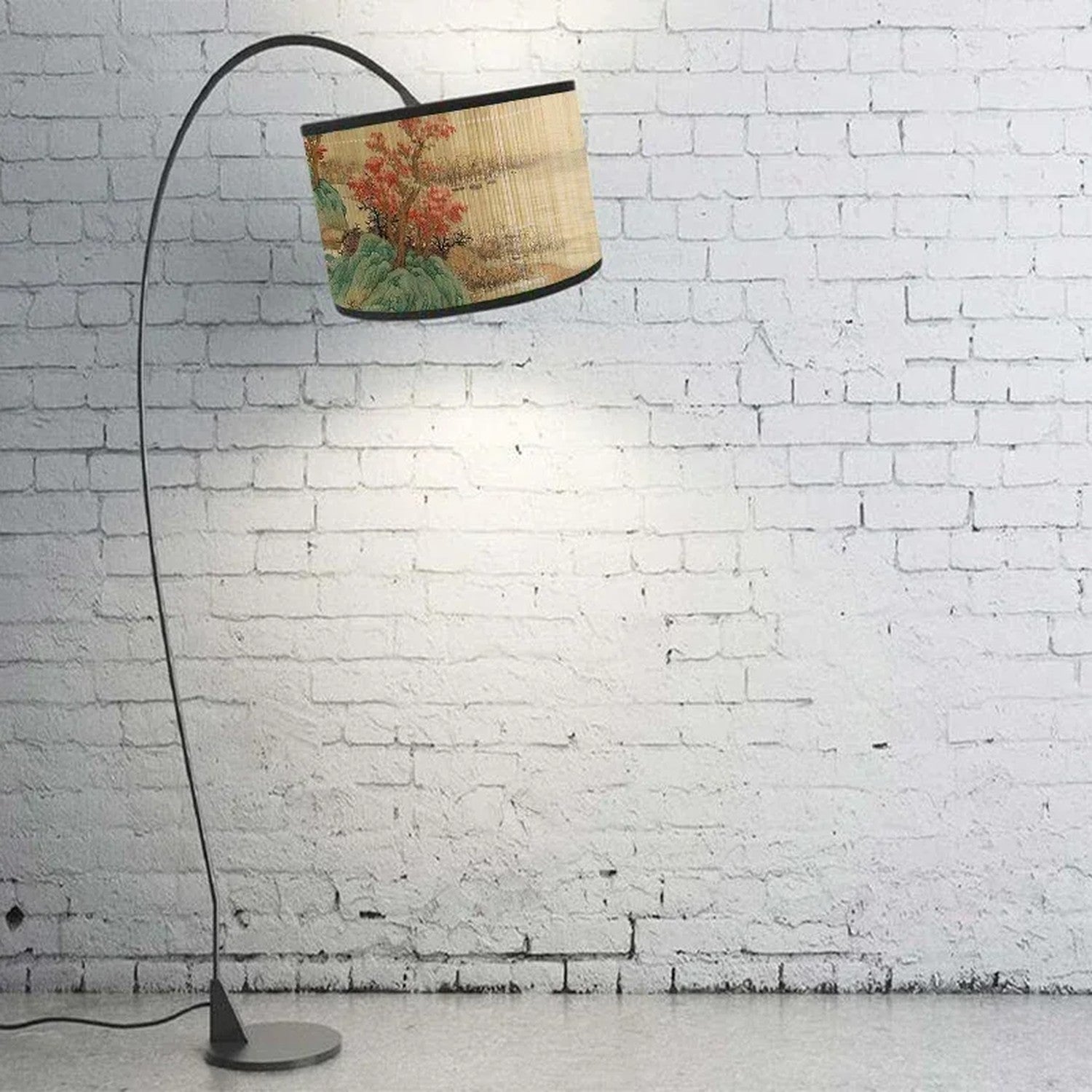 Abat-jour bambou sur lampadaire salon mur de briques