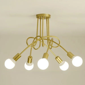 Lustre 5 bras doré torsadés avec ampoules allumées au plafond