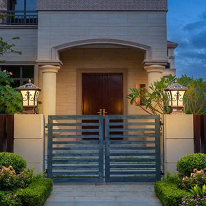 Entrée portail villa lanternes solaires soirée