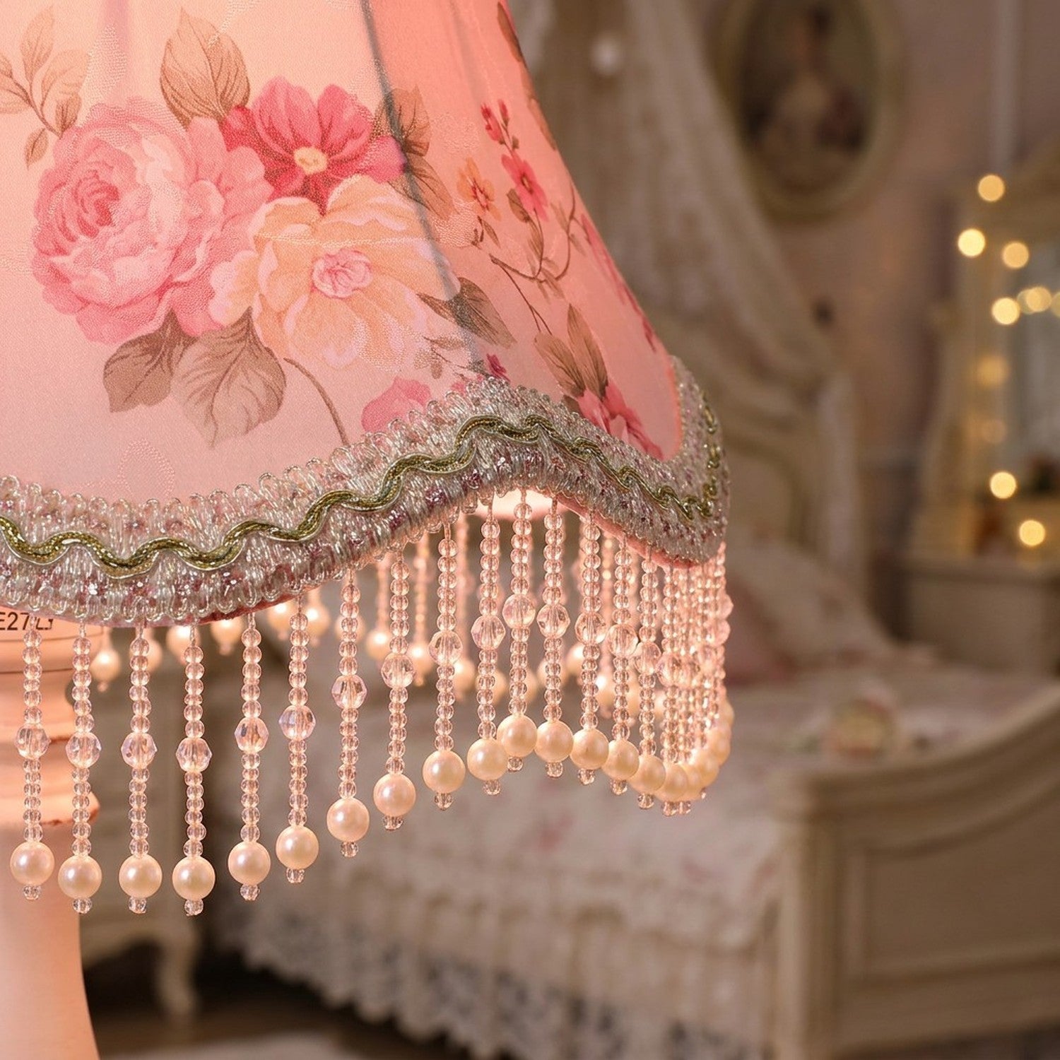 Détail franges perlées de l'abat-jour rose style victorien