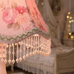 Détail franges perlées de l'abat-jour rose style victorien