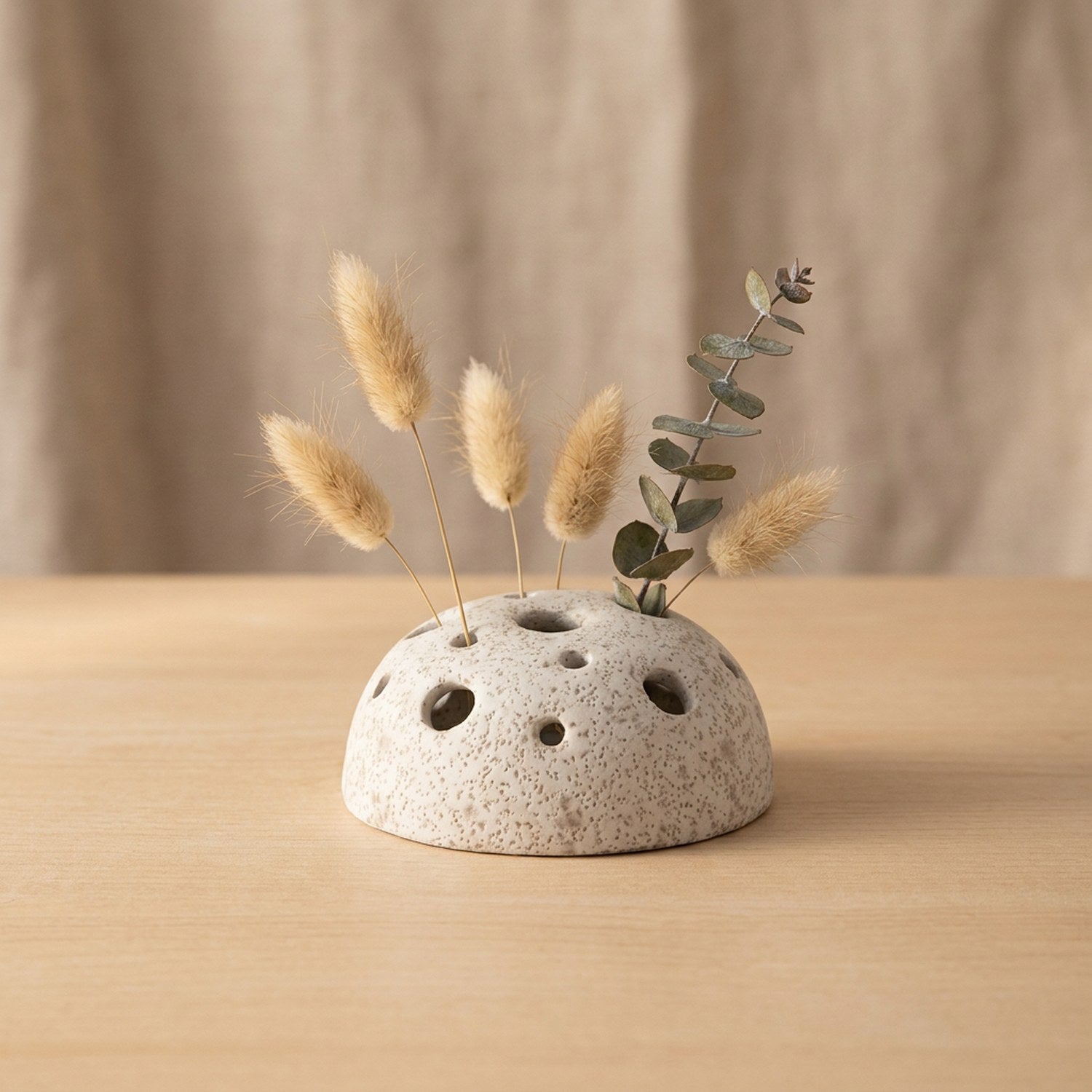 Vase graine de lotus en céramique blanche avec tiges séchées
