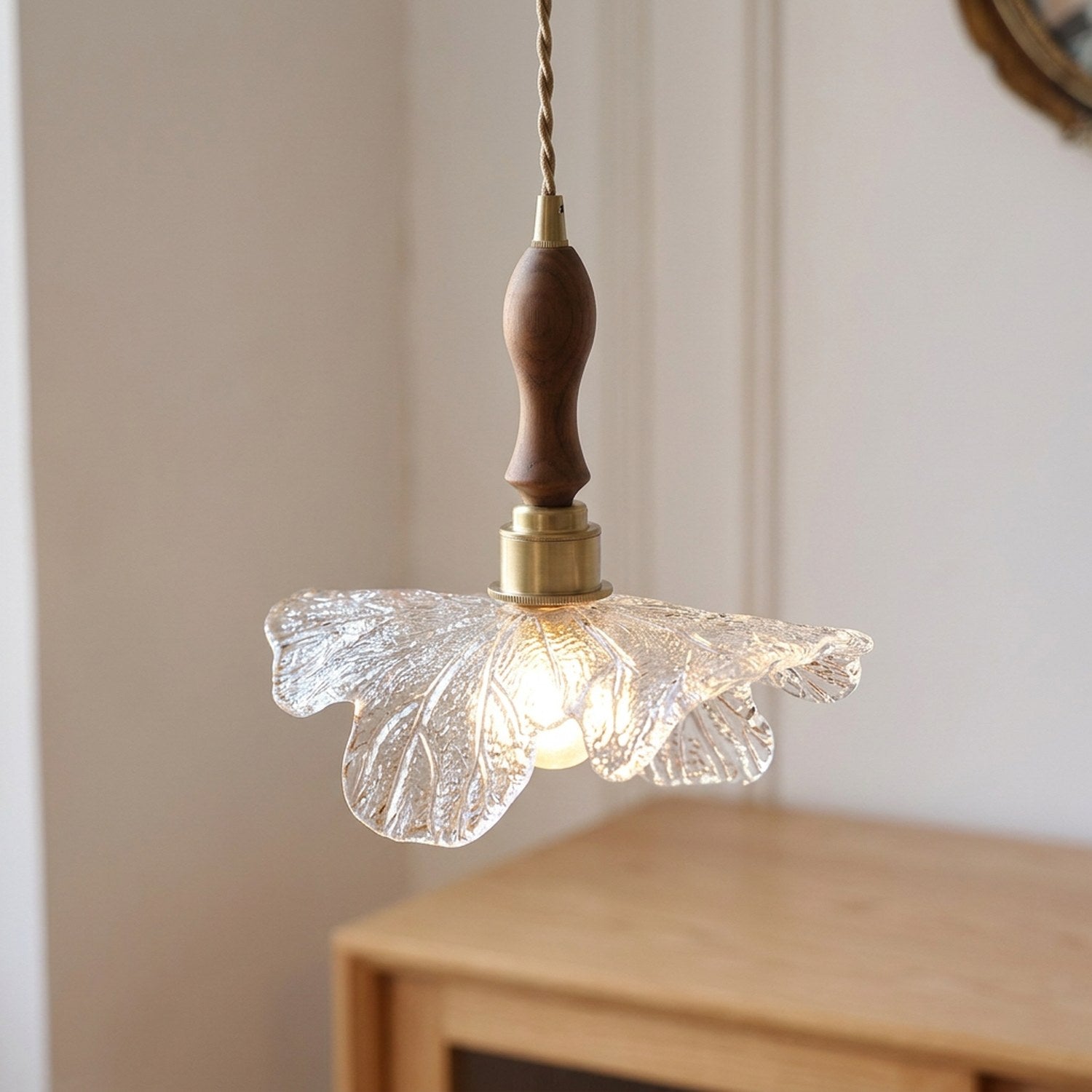 Suspension feuille en verre transparent et bois de noyer allumée