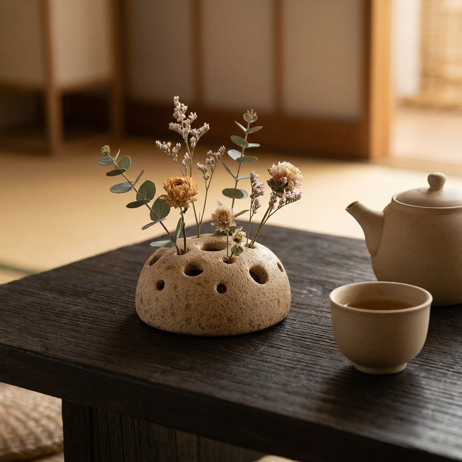 Vase graine de lotus sur une table à thé zen avec théière en céramique