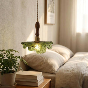 Suspension feuille verte en lampe de chevet dans une chambre lumineuse