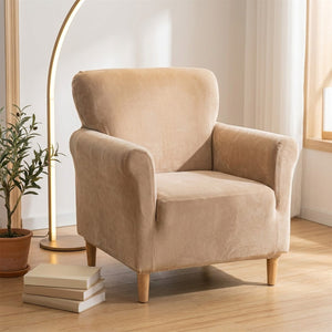 Housse de fauteuil club beige dans un coin lecture scandinave avec lampadaire
