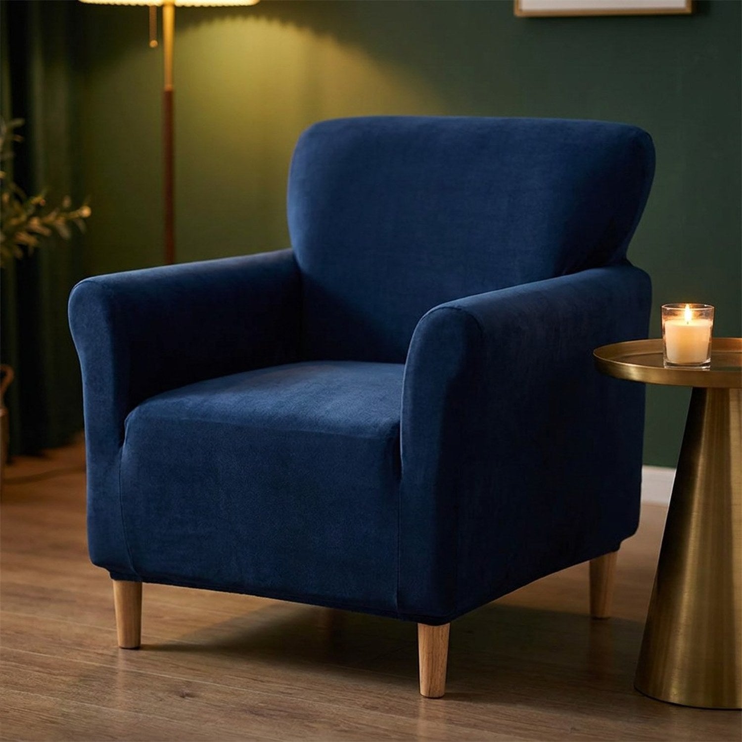 Housse de fauteuil club bleu marine dans un salon élégant avec bougie allumée