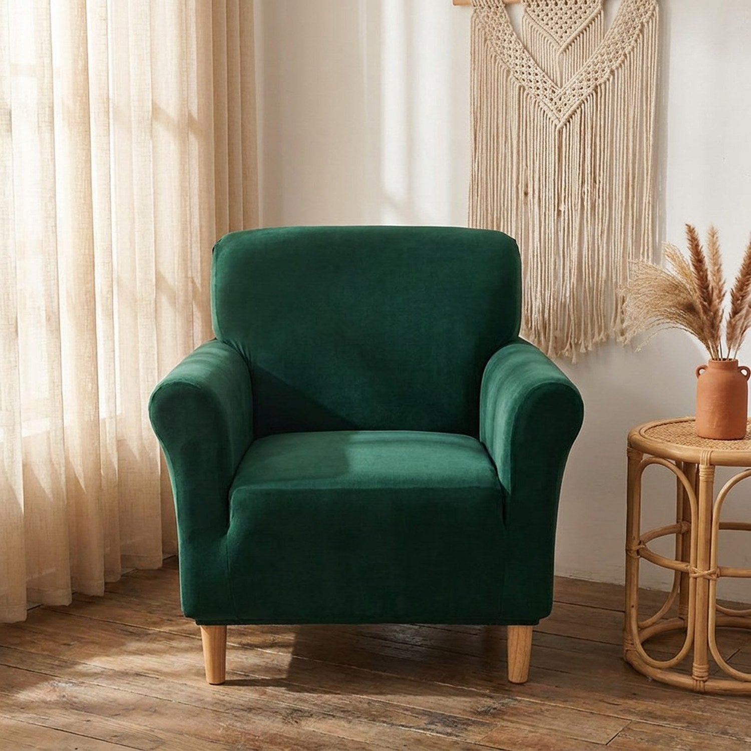 Housse de fauteuil club vert foncé dans un salon bohème avec macramé