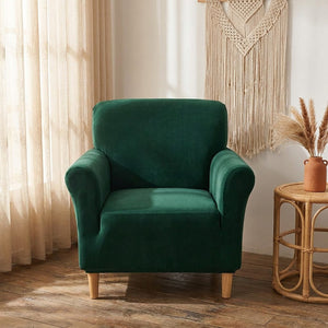 Housse de fauteuil club vert foncé dans un salon bohème avec macramé