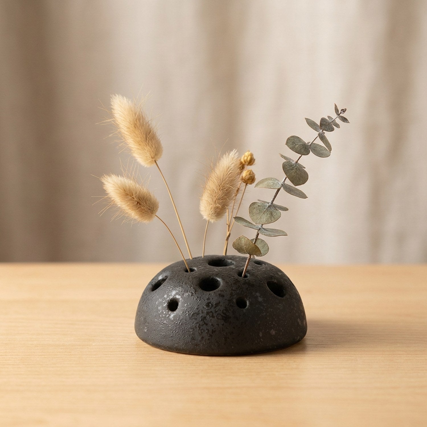 Vase graine de lotus en céramique noire avec tiges séchées