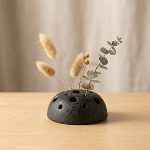 Vase graine de lotus en céramique noire avec tiges séchées