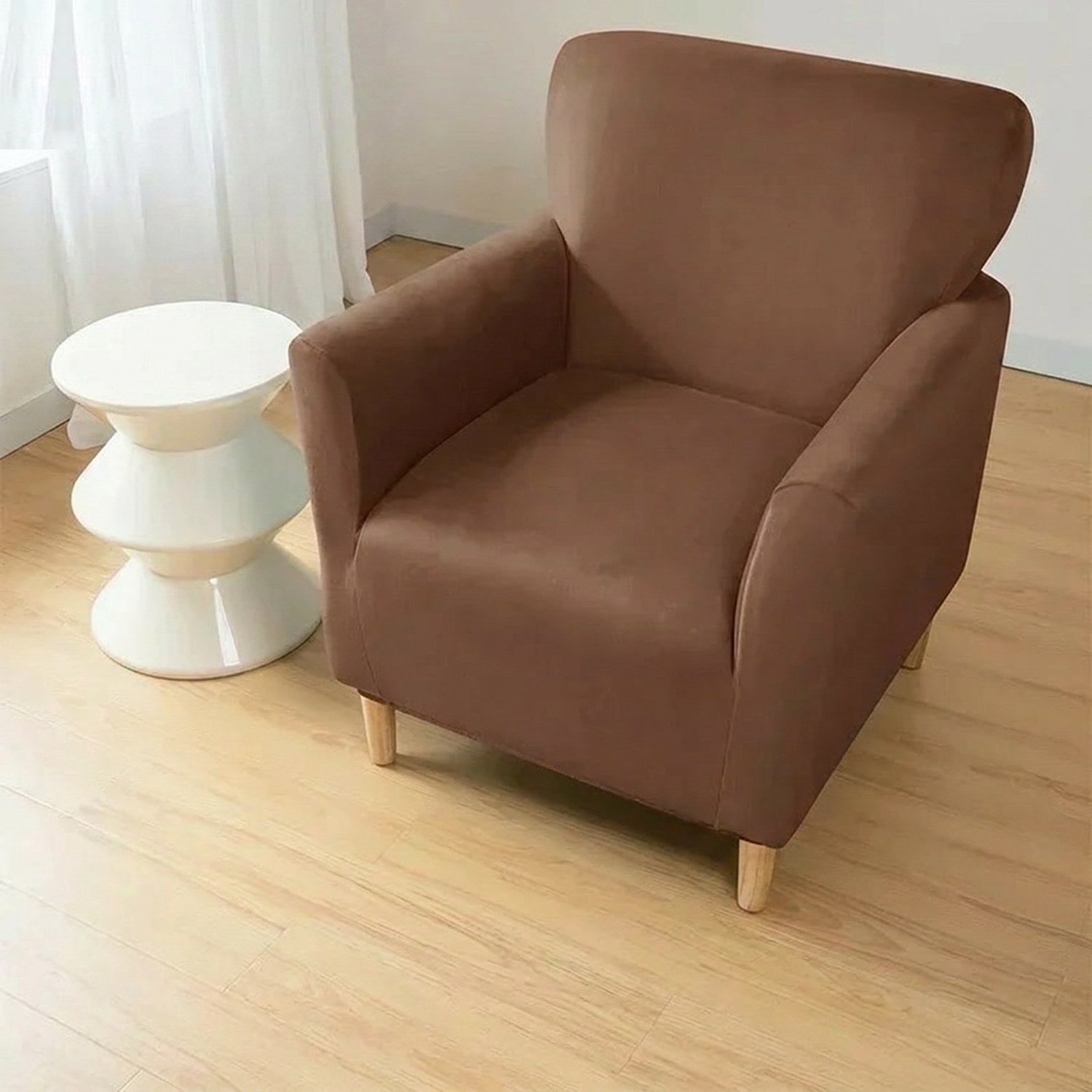 Housse de fauteuil club couleur Marron installée sur un fauteuil