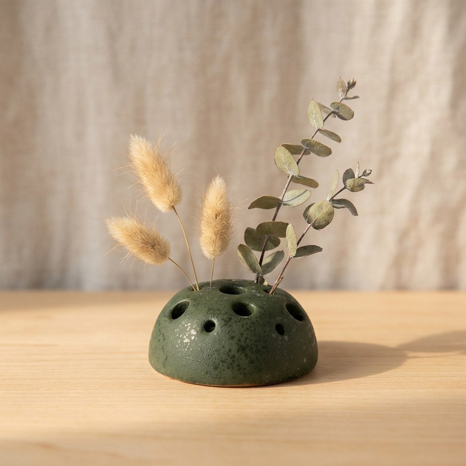 Vase graine de lotus en céramique verte avec tiges séchées