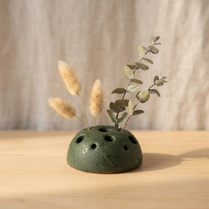 Vase graine de lotus en céramique verte avec tiges séchées