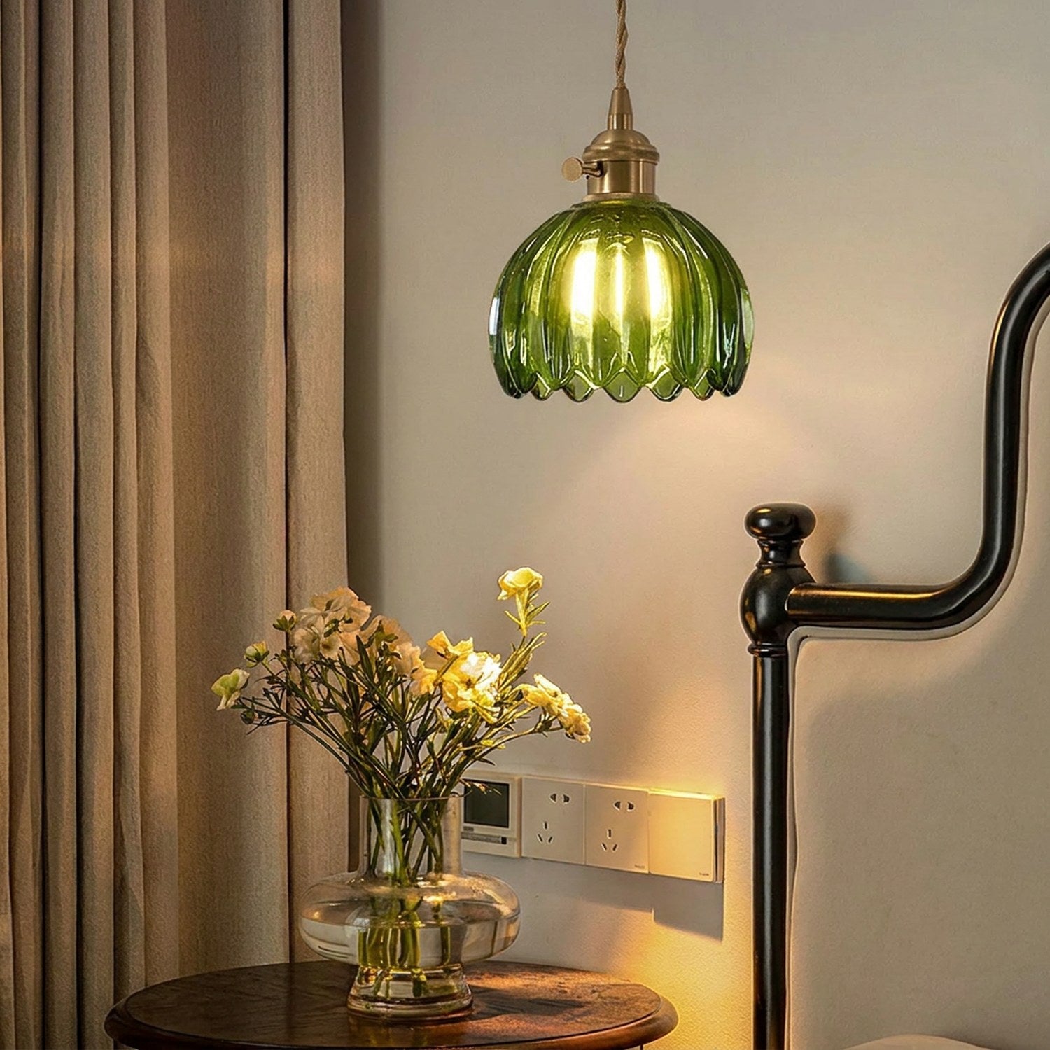 Suspension en verre floral torsadé vert dans une chambre