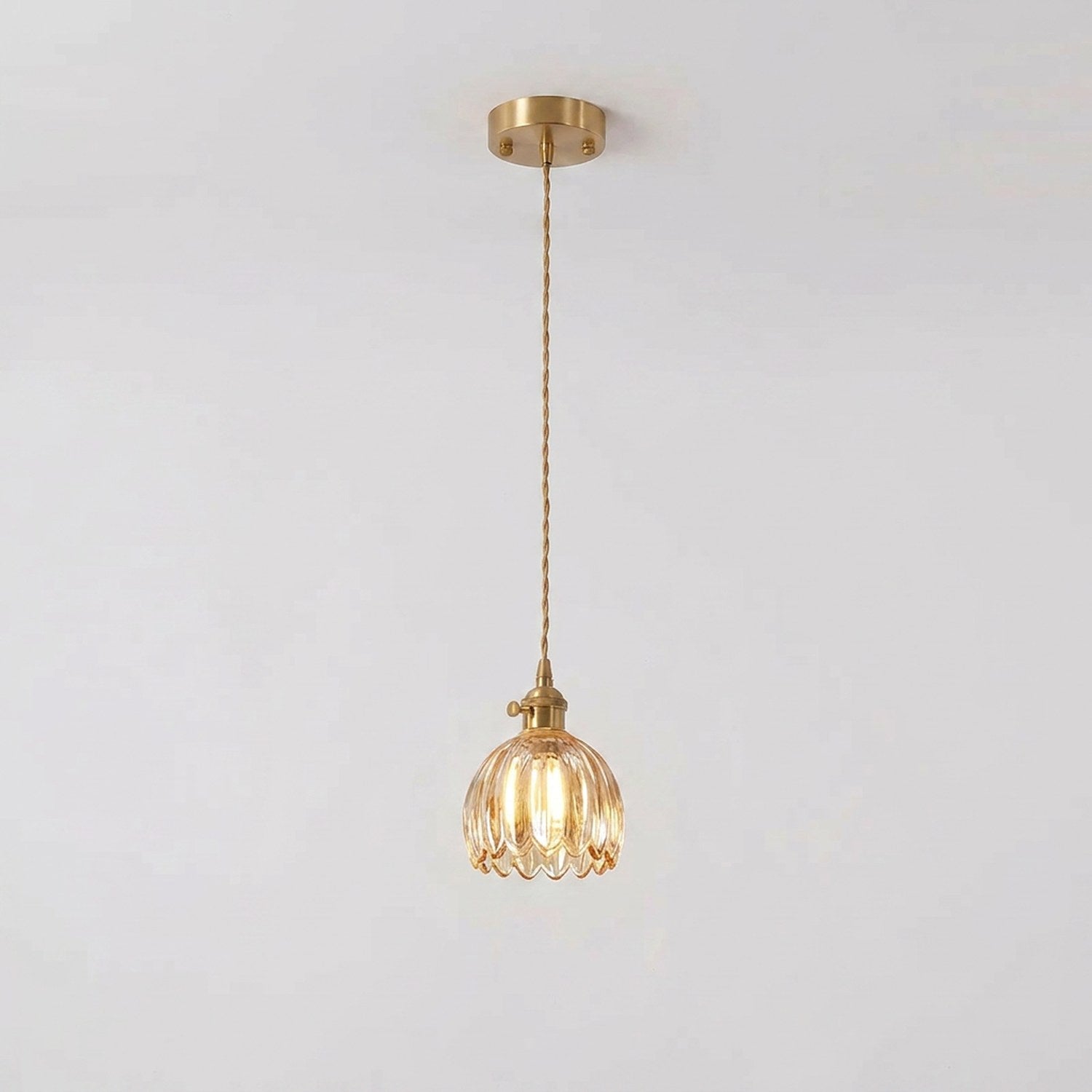 Suspension en verre floral torsadé ambré vue du plafond