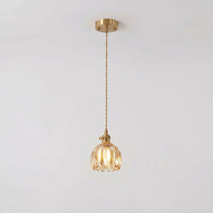 Suspension en verre floral torsadé ambré vue du plafond