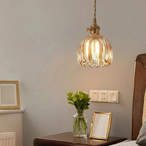 Suspension en verre floral torsadé ambré dans une chambre