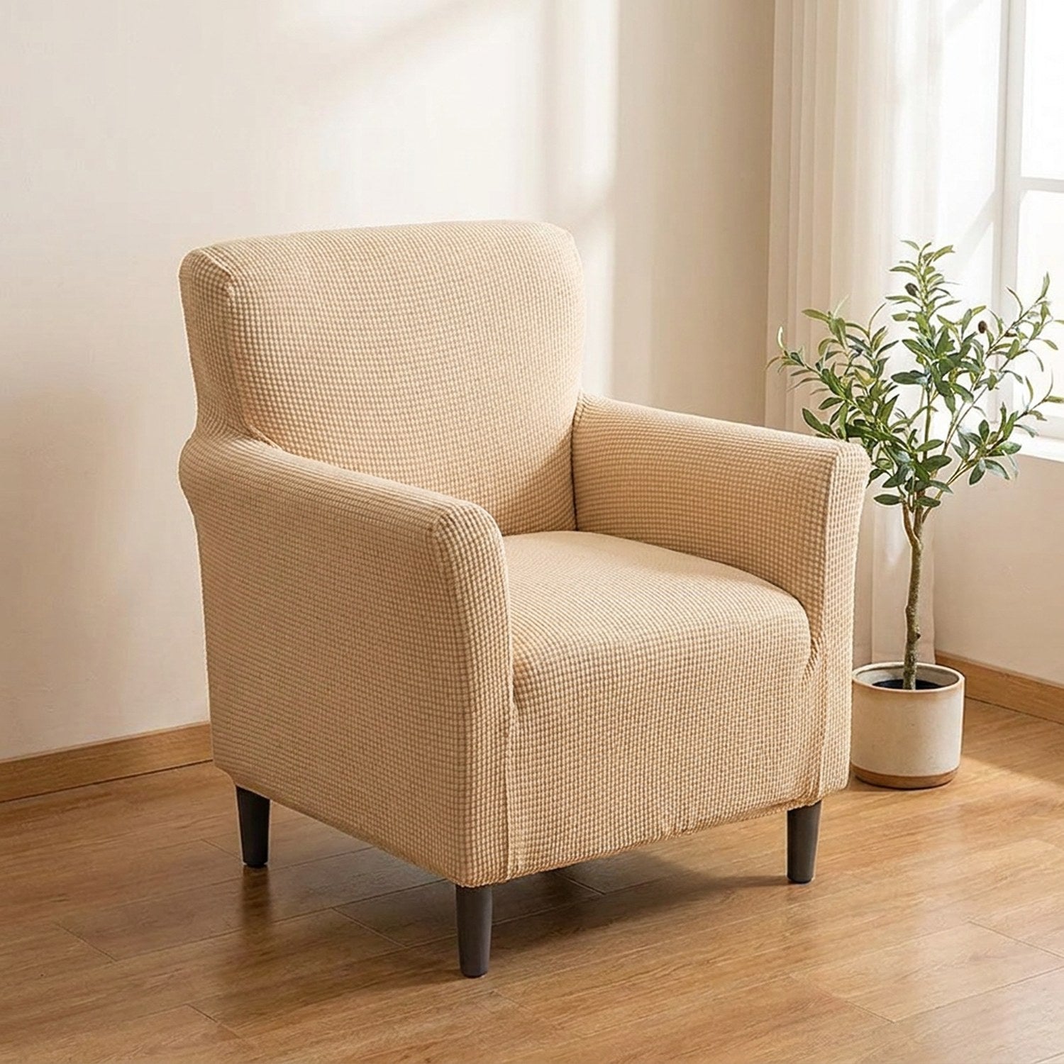 Fauteuil habillé d'une housse jacquard beige dans un salon lumineux