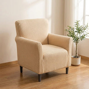 Fauteuil habillé d'une housse jacquard beige dans un salon lumineux
