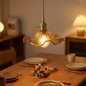 Suspension fleur ambrée allumée au-dessus d'une table à manger dressée